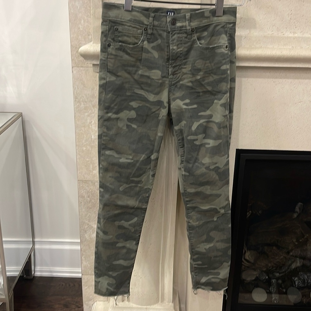 Gap Camo mid rise skinny jeans. Frayed bottom. Size 29. Worn once.